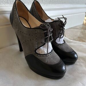G Armani sz 38 Elegant Gray and Black Women's Lace-Up Heels